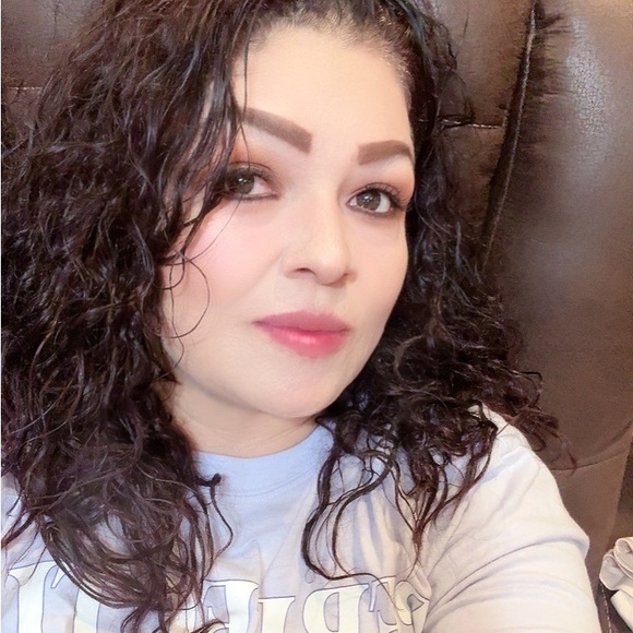 Meet your Posher, Cristina - Picture 1 of 2